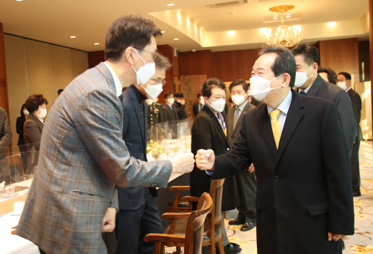 대구지역 의료인들 만나는 정세균 총리      (대구=연합뉴스) 김승두 기자 = 정세균 국무총리가 휴일인 28일 아침 대구광역시 수성구 인터불고 호텔에서 대구지역 의료인들을 초대해 격려 조찬을 하기에 앞서 인사하고 있다. 2020.11.28      kimsdoo@yna.co.kr  (끝)